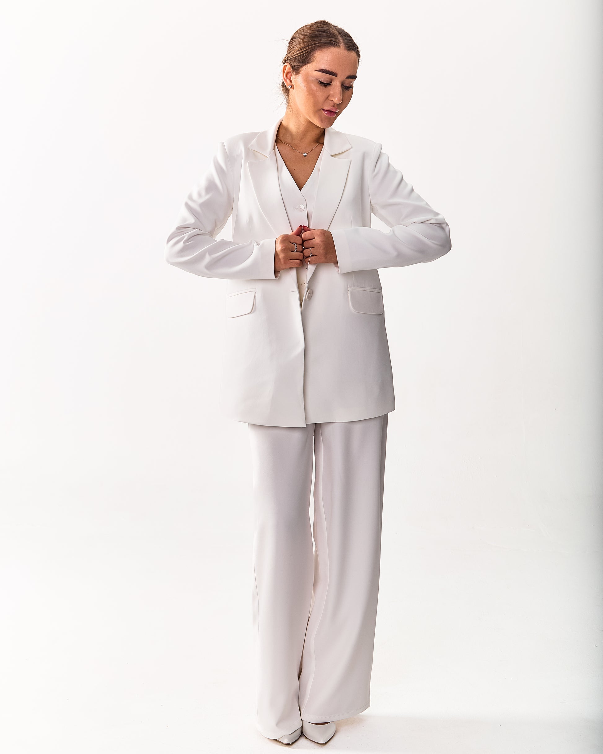 Women’s mid-length classic blazer with lapel collar and flap pockets