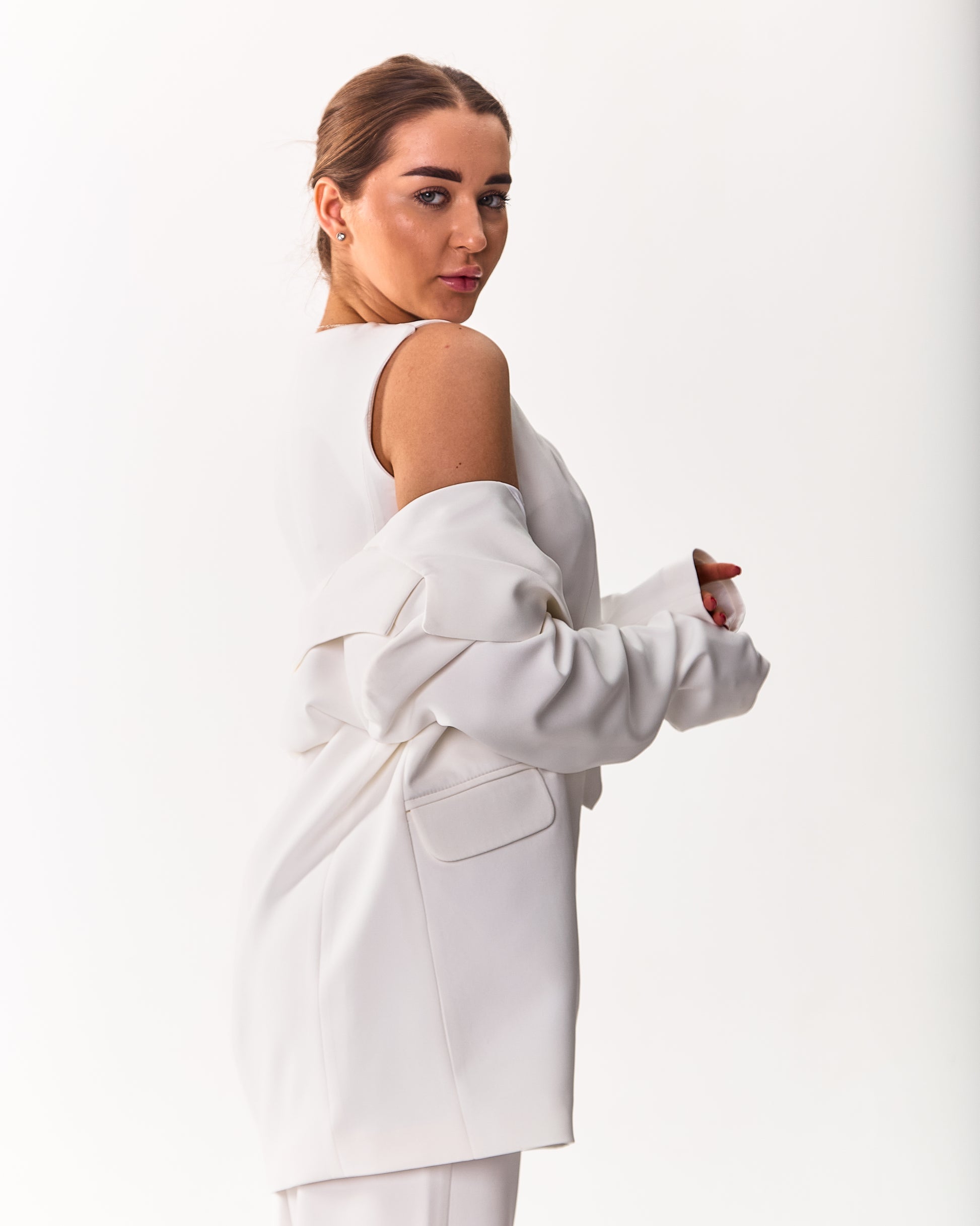 Women’s mid-length classic blazer with lapel collar and flap pockets cream
