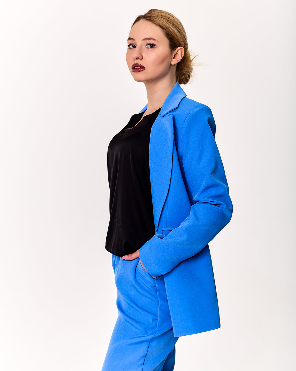 Women’s mid-length classic blazer with lapel collar and flap pockets Black