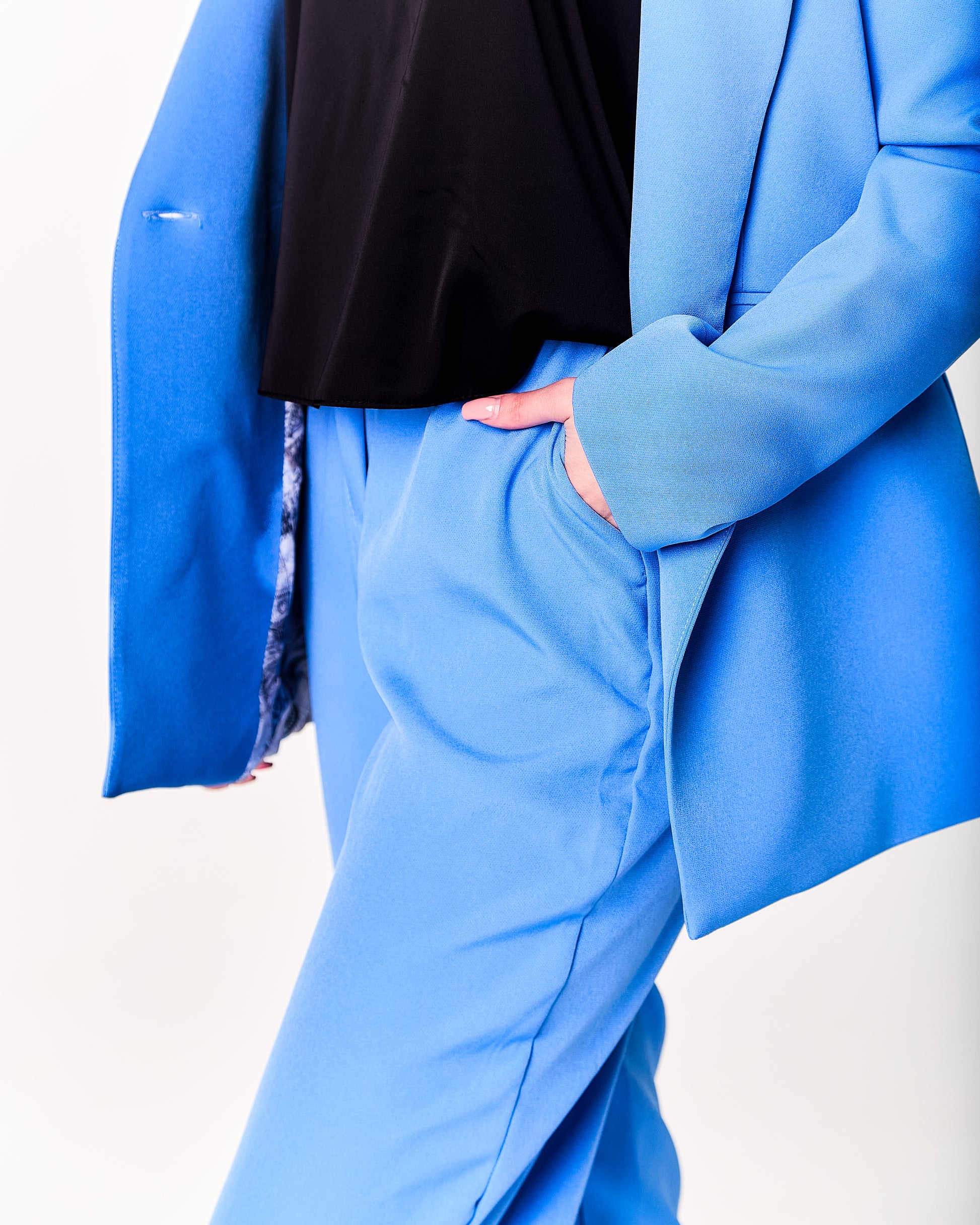 Women’s mid-length classic blazer with lapel collar and flap pockets Black